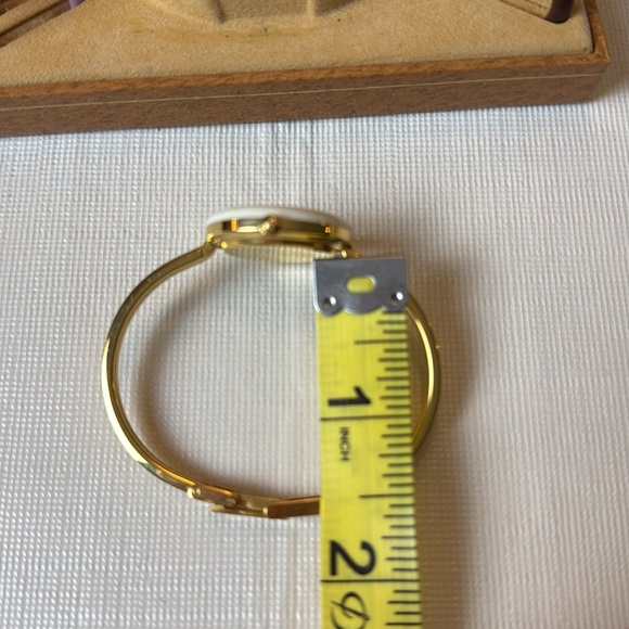 GUCCI Women’s Gold Bangle Watch with Interchangeable Bezels Original Box - Picture 9 of 10